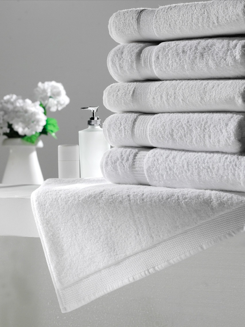 Полотенце в 4 раза. Полотенце махровое белый. Банные полотенца в интерьере ванной комнаты. Розовые полотенца в интерьере. Ванная комната полотенца белый.